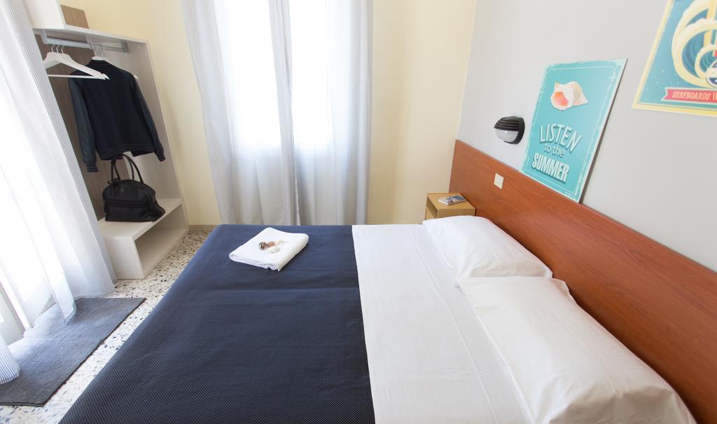 Hotel Byron Solo Per Giovani Riccione Zimmer foto