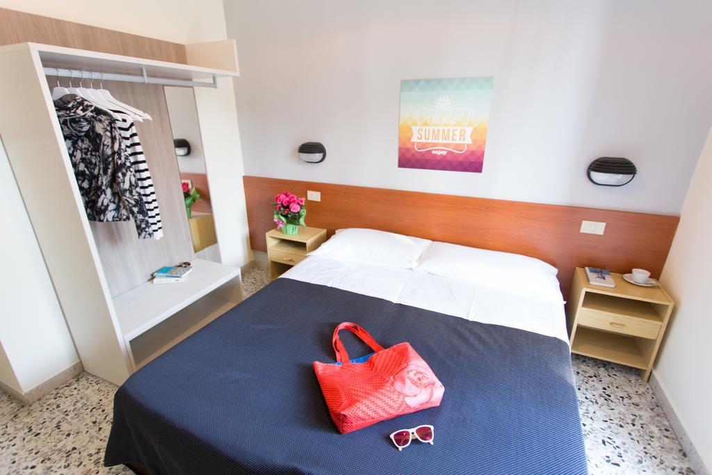 Hotel Byron Solo Per Giovani Riccione Zimmer foto