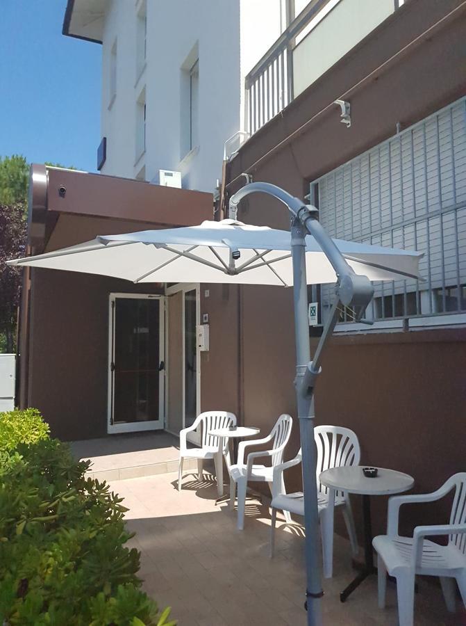 Hotel Byron Solo Per Giovani Riccione Exterior foto