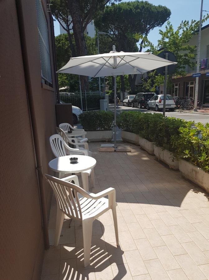 Hotel Byron Solo Per Giovani Riccione Exterior foto