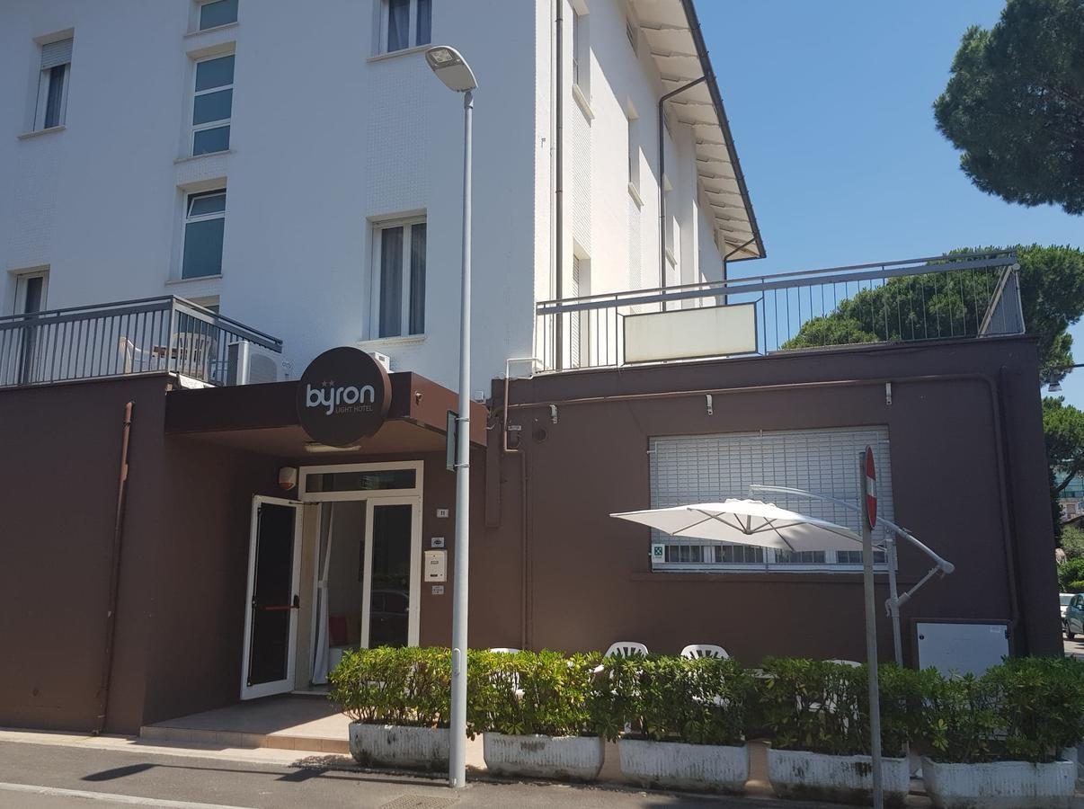 Hotel Byron Solo Per Giovani Riccione Exterior foto